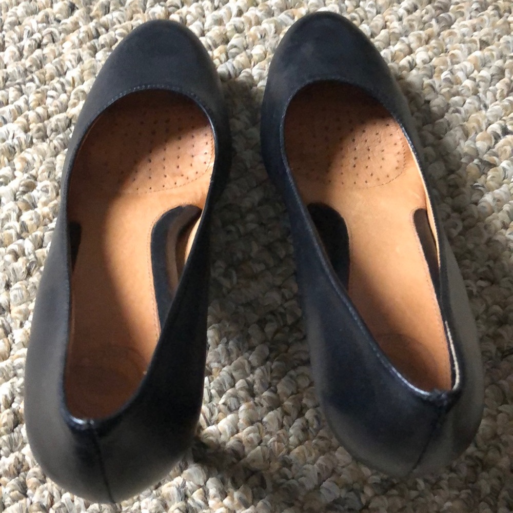 EUC Comfortable black heels - Picture 3 of 5